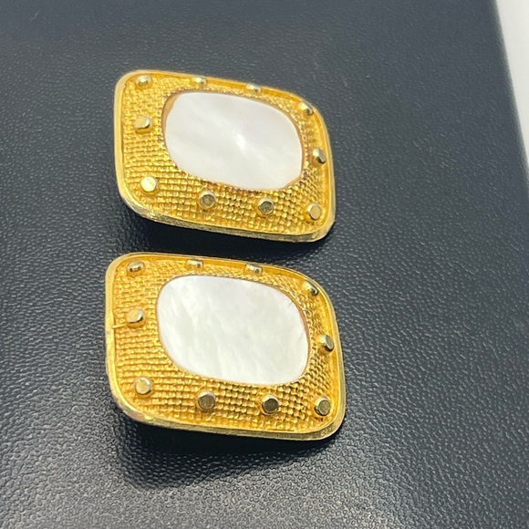 Rousseau signed vintage gold tone rectangle mother of pearl clip on earrings - Picture 5 of 13